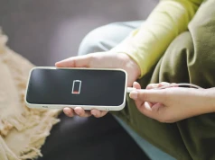 Czy korzystanie z telefonu podczas ładowania mu szkodzi? Eksperci rozwiewają wątpliwości