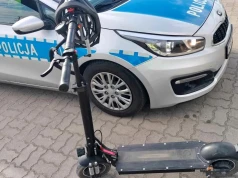Nastolatek pędził hulajnogą ponad 60 km/h. Niebezpieczną jazdę przerwali policjanci