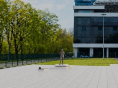 Kibice ufundują pomnik Henryka Reymana. Wybrano projekt, który stanie przed stadionem Wisły (Wizualizacje)
