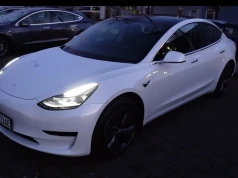 Czyli te oślepiające światła w Teslach to nie do końca bajki? Amerykańska NHTSA domaga się poprawek