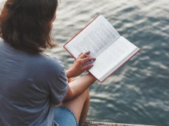 Miłość, obsesja i lato, które zmienia wszystko. Pięć książek idealnych na wakacje