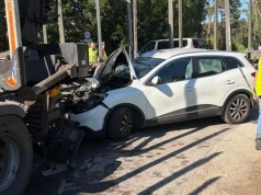Wypadek Kłodawa: Zderzenie renault z ciężarówką MAN. Kobieta w szpitalu