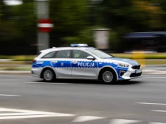 Pościg jak z filmu. Kierowca ciężarówki staranował radiowóz i uciekł do lasu