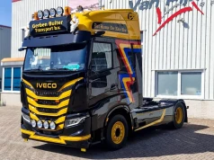 Nowe Iveco S-Way w stylu retro – kolorowe pasy niczym na dawnych „F-dwunastkach”