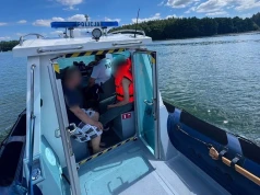 Machali rękami na środku jeziora, prosząc o pomoc. Nie byli w stanie wrócić na brzeg