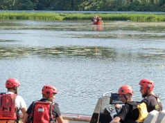 Mężczyzna zniknął pod wodą. Strażacy walczą z czasem