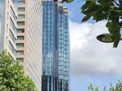 Nowy biurowiec i hotel w centrum Warszawy coraz bliżej otwarcia. Fasada Upper One prawie gotowa