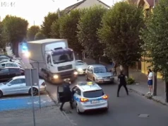 Pościg jak w GTA. Kierowca ciężarówki staranował policyjne radiowozy i uciekł do lasy. Opublikowano nagranie z pościgu