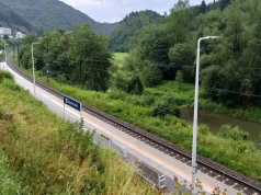 Potężne utrudnienia na linii kolejowej Tarnów – Leluchów. Część pociągu wpadła do Popradu