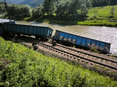 Pociąg towarowy wykoleił się w okolicy Wierchomli Wielkiej. Wagony w rzece