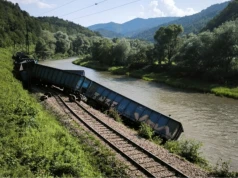 Pociąg towarowy wykoleił się w Małopolsce. Część wagonów wpadła do rzeki Poprad