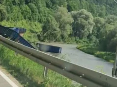 Pociąg towarowy wykoleił się w Małopolsce. Wagony wpadły do Popradu