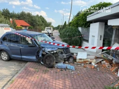 Poważny wypadek pod Warszawą. Kierujący bez uprawnień potrącił 17-latka i wjechał w ogrodzenie