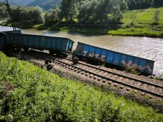 Wierchomla Wielka. Wykolejenie pociągu towarowego, część wagonów w Popradzie