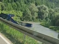 Na południu Polski wykoleił się pociąg. Część wagonów wpadła do rzeki