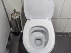 Wystarczy pół szklanki. Kamień z toalety znika bez szorowania i bez chloru
