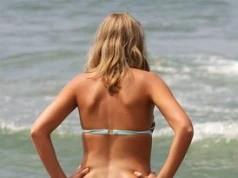 Zrzucają ubrania na plaży. "W naturyzmie ciało zostaje upodmiotowione"