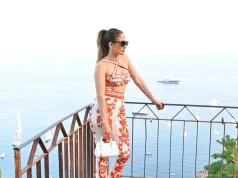Biel, pomarańcz i śródziemnomorski print. Stylizacja Jennifer Lopez idealna na lato