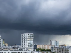 Nadchodzą gwałtowne burze, ryzyko potężnego gradu. Wydano alerty dla 14 regionów