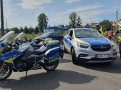 Pędził 167 km/h, wyrzucał narkotyki przez okno i prowadził po alkoholu. 20-latek zatrzymany na S17 (film)