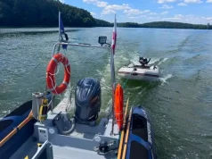 Utknęli na środku jeziora w pełnym słońcu. Błyskawiczna akcja policyjnych wodniaków