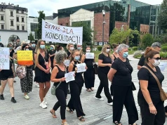 „Nie przymusowej konsolidacji” – cichy protest pracowników szpitali w Opolu