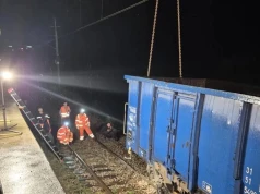 Wykolejenie pociągu w Małopolsce. Wagony wpadły do rzeki. Nowy komunikat PLK
