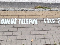 Odłóż telefon i… żyj! Napisy przed przejściami dla pieszych