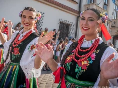 Barwny korowód kilkuset tancerzy przeszedł przez centrum Rzeszowa