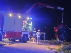 19-latka cofała autem i wjechała do Wisły. 18-letnia pasażerka trafiła do szpitala