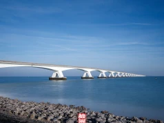 Zeelandbrug to najbardziej surrealistycznie wyglądający most na Ziemi. Ledwo widać drugi brzeg