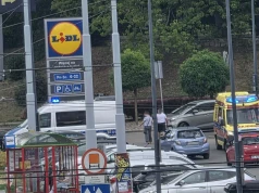 Samochód uderzył w bariery przy ul. Lwowskiej. 66-letnia kierująca trafiła do szpitala