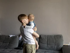 Nastolatki opiekują się młodszym rodzeństwem. Matka: Niektóre dzieci domagają się płacenia