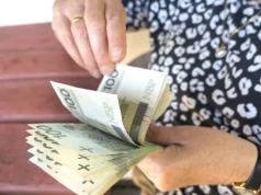 Mieszkanka Jeleniej Góry straciła niemal 100 tysięcy złotych. Uwierzyła fałszywemu pracownikowi banku
