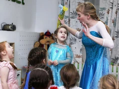 Pracuje w bawialni. "Dziecko płakało z głodu, matka nie odbierała. Za batonika była awantura"