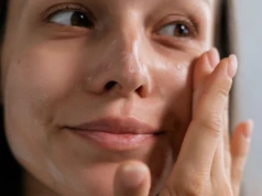 Era "glow up" dobiegła końca. Zetki odwracają zasady gry. Teraz to "glow down" robi furorę