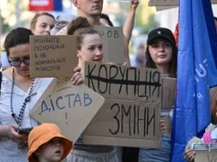 Trzeci dzień protestów w Kijowie. Zełenski zabrał głos w nowym nagraniu