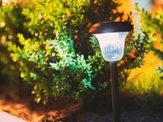 Dużo osób wybiera takie oświetlenie do ogrodu. Oto co musisz wiedzieć o lampach solarnych