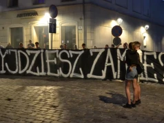 Spektakularne zaręczyny na Rynku w Mysłowicach. Flary i wielki transparent podczas koncertu