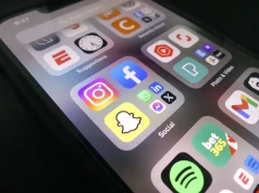 TikTok oznaczył ponad 3 miliardy filmów jako treści AI i dołącza do komitetu C2PA