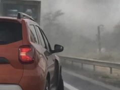 Tornado uderzyło w autostradę. Dwie ciężarówki z naczepami przewrócone przez żywioł
