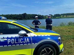 Turysta z promilami beztrosko szalał skuterem na jeziorze
