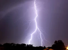 Niedziela z burzami i gradem. IMGW wydało ostrzeżenie dla Wrocławia. Oto radar na żywo