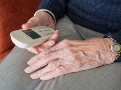 Seniorzy nie muszą zostawać sami z problemem. Działa specjalny telefon pomocy