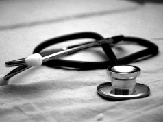 Komu ufasz w sieci? Sztuczna inteligencja u lekarza wygrywa z publicznymi chatbotami