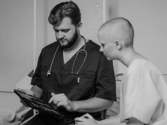 Pacjenci trzy razy chętniej ufają AI w portalu przychodni niż publicznym chatbotom