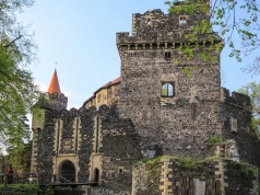 W Krainie Wygasłych wulkanów znajdziesz niezwykły zamek. Stoi w nietypowym miejscu