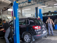 Kto ma program, ten ma władzę. Auto na gwarancji naprawisz tylko w autoryzowanym serwisie?