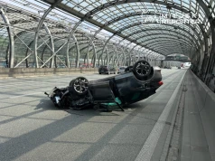 Zderzenie Cupry z taksówką na trasie S8. Jedno z aut dachowało. Ranna dwójka dzieci
