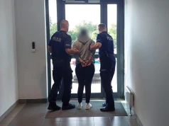Rozbiła mu butelkę na głowie i patrzyła, jak mdleje. Potem bezczelnie go okradła